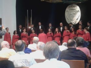 cerró con una magnífica interpretación de la coral Schola Cantorum Co­ralina